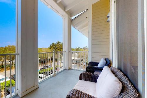 Fourth-floor studio with shared pool fast WiFi washer&dryer & central AC