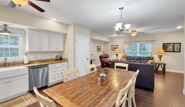 Free Ruby Falls Ticket & More-Relaxation-Rock City View-Country Getaway-Spacious Townhome-Fire Pit