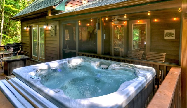 *Free Whitewater Rafting & Ziplining* Secluded, Close to Downtown Blue Ridge, Perfect Couple Retreat