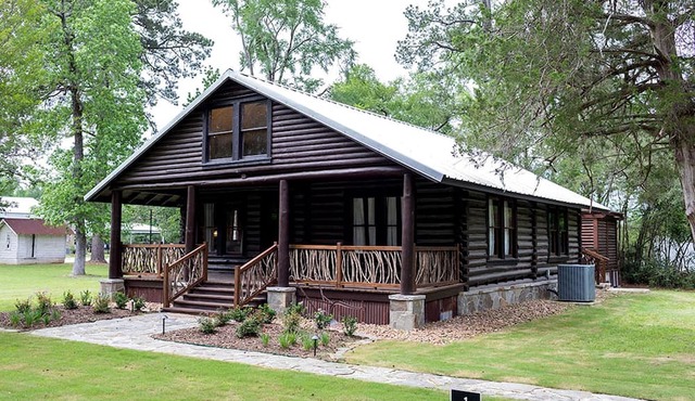 Fully Restored Cabin with Private Hut-Tub in Livingston, Texas
