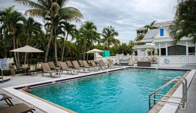 Fully Updated Deluxe 2BR Suite, Olde Marco Inn Near Marina