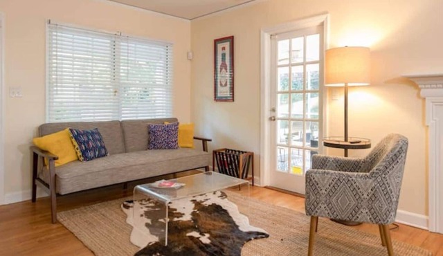 Funky Flat on The Hill - Pet Friendly!