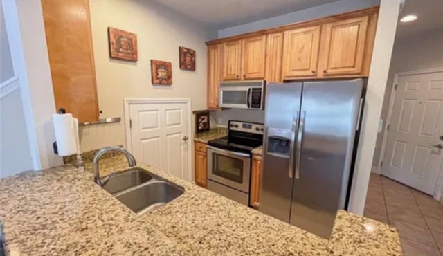 Furnished 2/2 apartment w/parking, walking distance to campus- avail short term