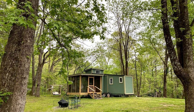 Glamping Tiny House Situated in the Tennesse Woods for a Tranquil Escape near Chattanooga