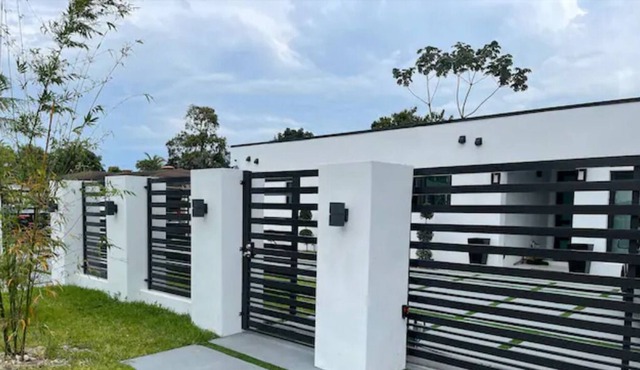 Glory to God, A Modern Villa! Near Beach.