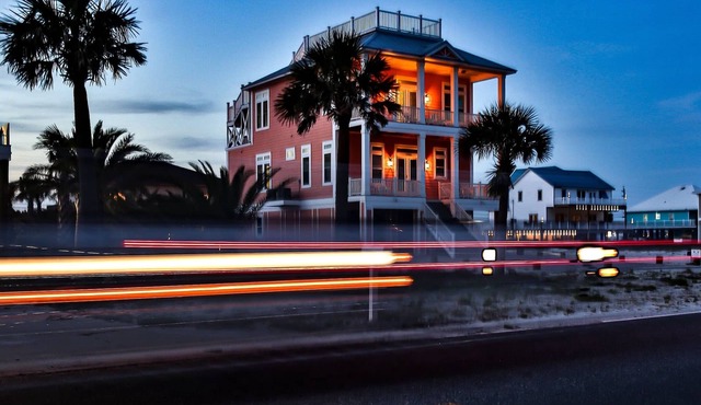 Golf cart, roof deck, elevator, spa, chef kitchen. 600' from beach. 5 🌟 rating!