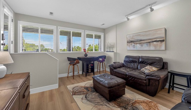 Golf Course retreat - 6 mi to CU Boulder or Broomfield Omni, or family nearby.