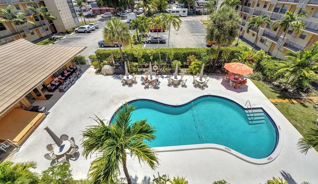 Gorgeous 1-bedroom condo with AC in lively Hollywood + a Pool!