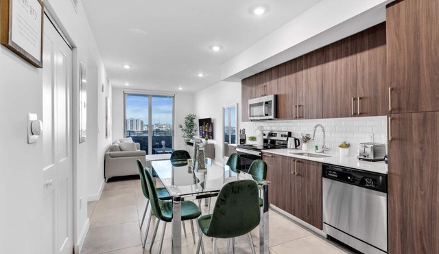 Gorgeous 3-Bed Retreat Mins from Bayside + Parking