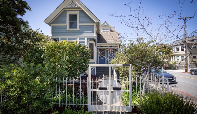 Gorgeous Upper Flat in Historic Berkeley Queen Anne Duplex in Berkeley