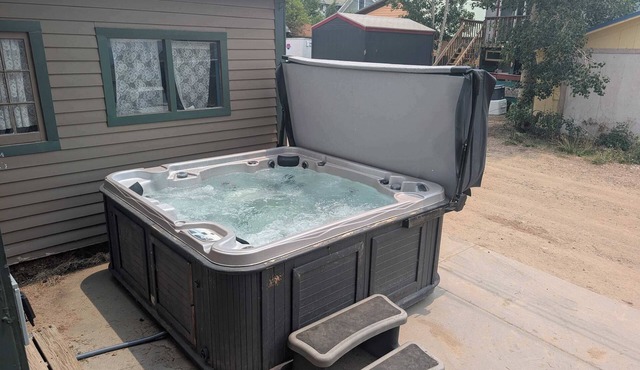 Governor's Mansion Main — 4BR Sleeps 8, Pool Table, Sauna, Walk to Main St