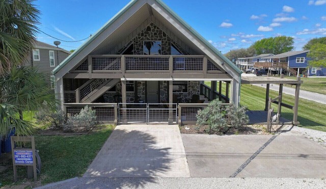 Great Beach House with Game Room and Offsite Private Boat Lift