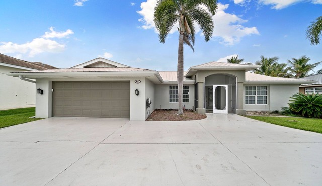 Great Family Vacation, Waterfront Pool Home