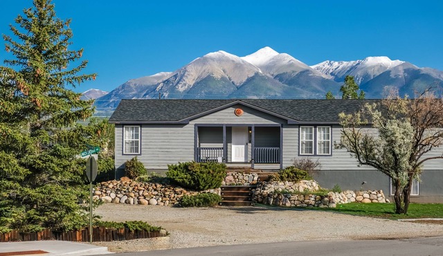 Great Home for Groups and Families! Sleeps 10 with Patio and Yard