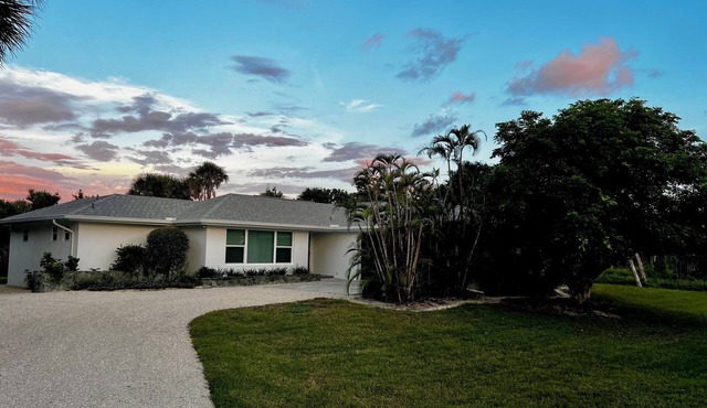 Great Location! Secluded House with Pool near Beach