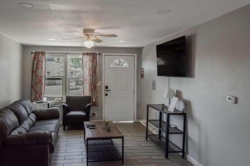 Great Updated King Bed Near Denver Sports field and concerts