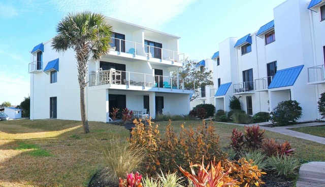 Ground floor unit! Close to pool and beach.