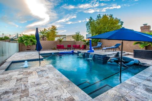 Group Getaway w/Pool & Putting Green in Glendale