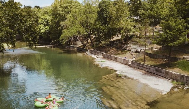Guadalupe Riverside | 4BR Sleeps 18 | Kayak+Deck