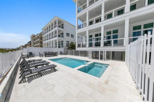 Gulf Front 8 BR 6 BA Pool & Hot Tub Pickleball Fun