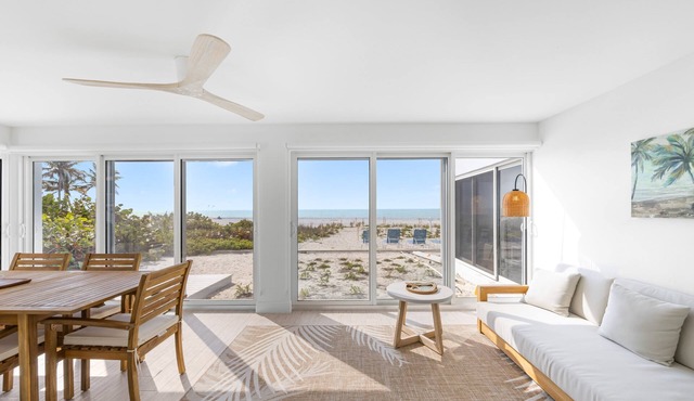 Gulf Front Condo! Bright, Tropical condo on the beach !