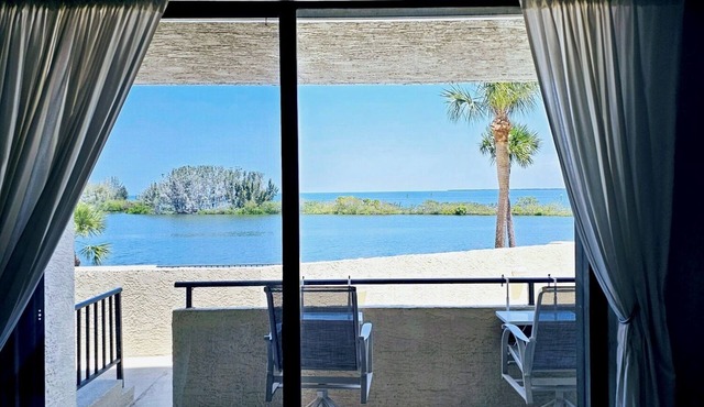 Gulf view 2-bed 2-bath condo in Hudson, 40 minutes outside Tampa, beach access