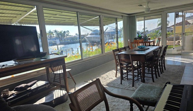 Gulfside recently renovated 3-bedroom house. Just 12 houses from the open gulf.