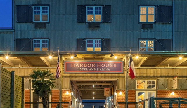Harbor House Hotel and Marina at Pier 21
