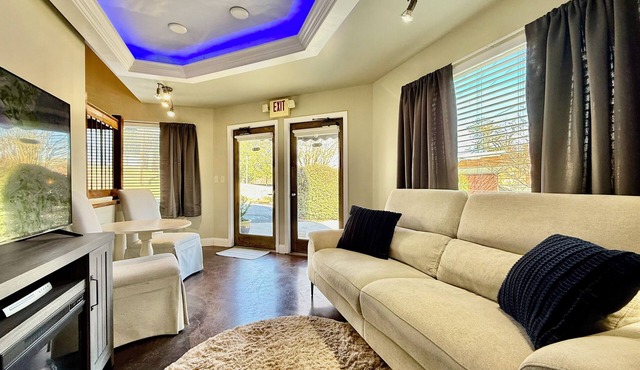 Haven at Hazel - the Residence. A unique stay overlooking the Demorest Square.