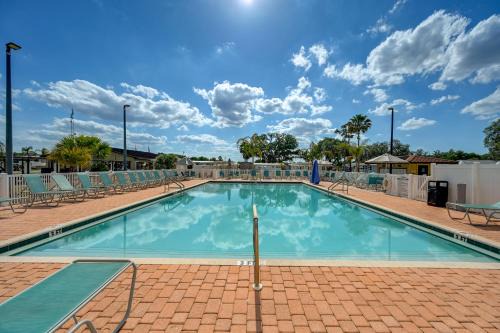 Heated Pool, Games & Socials! Zephyrhills Home