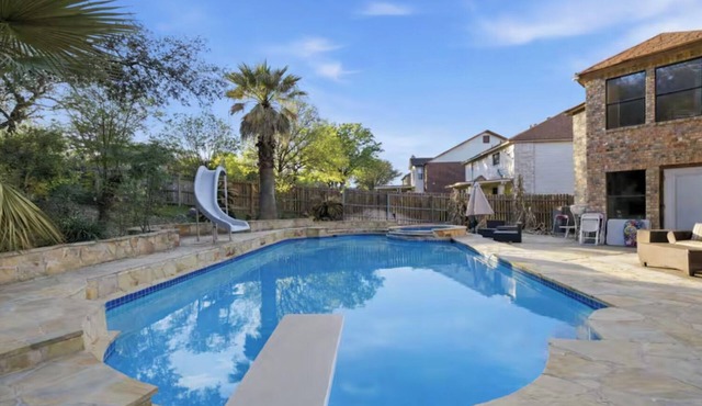 Heated Pool, Hot Tub & Huge Backyard. Spacious Family Getaway 20 Minutes from DT