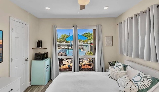 Heated Pool Parking BBQ. 2 Miles From The Beach!