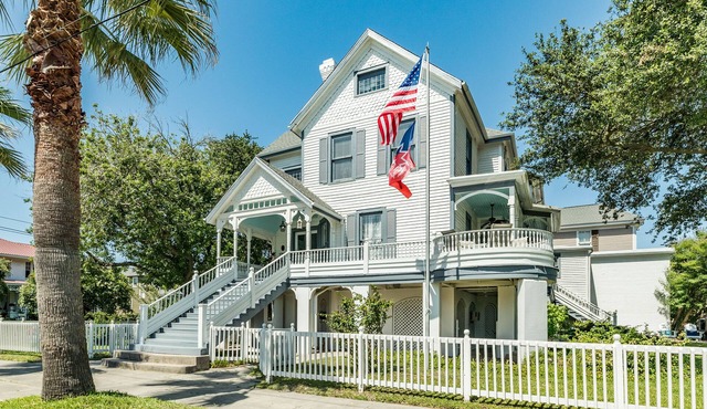 Henry Trueheart's Sweethaven: Walk to the beach from an historic Victorian!