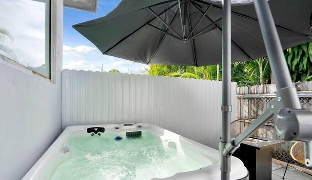 Hidden Oasis Studio w/Hot Tub & Private Entrance