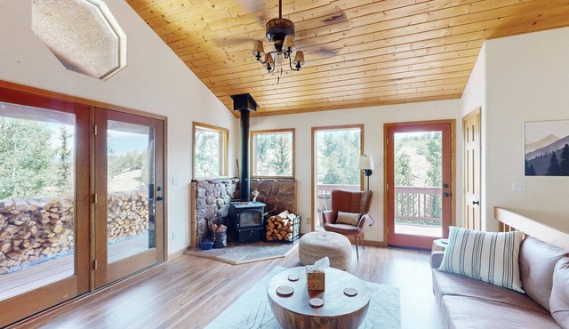 High Country Haven - One Hour from Breckenridge - Private Hot Tub, Pet Friendly!
