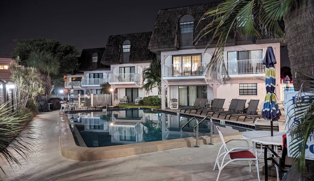 High End 2BR & 2BATH Condo next to Pier! POOL, Balcony & RIGHT on the BEACH!