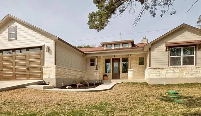 Hill Country Home on Willie Nelson GolfCourse, acre lot, golfcart ride to lake