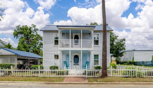 Historic Colonial Retreat in Downtown Brunswick