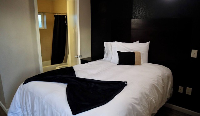 Historic Hotel Dilley Grand- 1 Double Bed