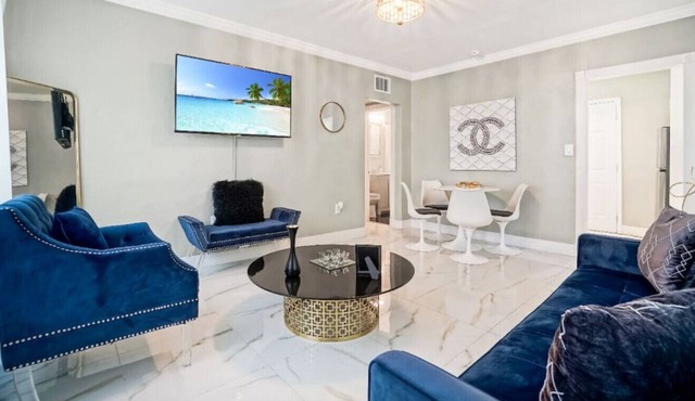 Historic MiMo District! Queen bed+Sofa bed+Parking in Miami