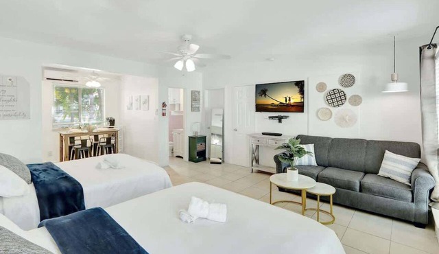 Hollywood Beach Escapade Studio w/Free Parking