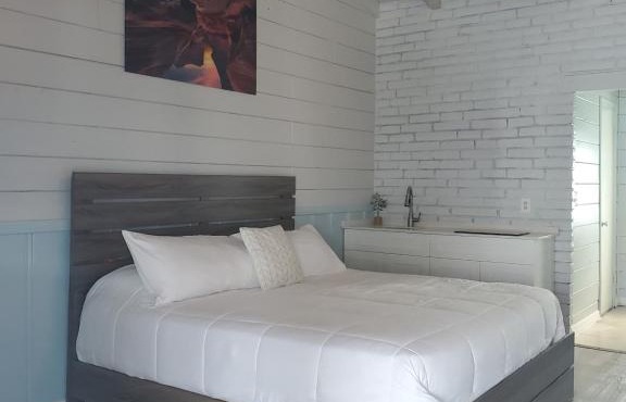 Hollywood Gardens Inn & Suites