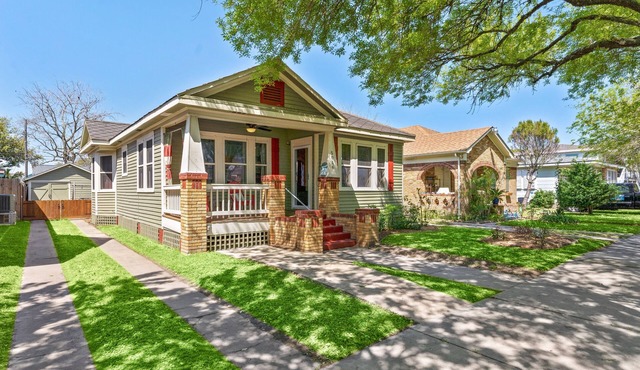 Home on the Isle - Central Location to Beach & Strand