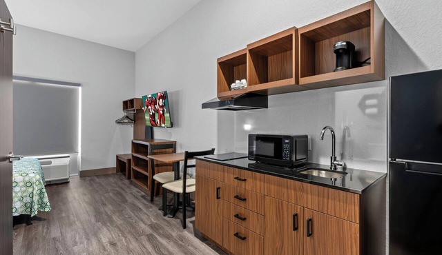 HomeTowne Studios by Red Roof Bradenton
