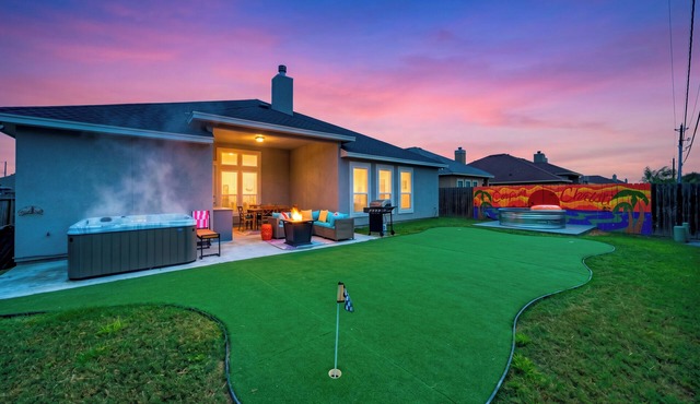 Hot Tub + Billiards + Mini Putt + Firepit | 15 Min to Bayfront | Graford