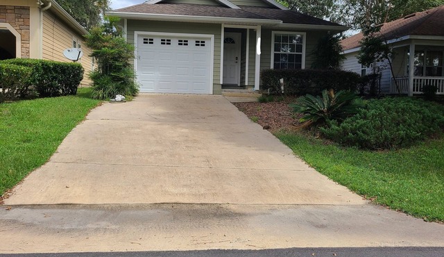 House on the 1st fairway. Close to FSU & Gainesville. Pet friendly.