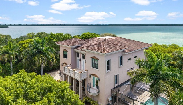 Huge Estate, Heated Pool, Water View, King beds, Sleeps 20