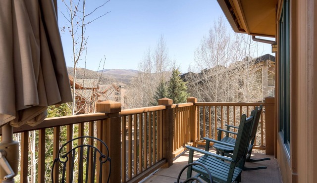 Huge Mountain Condo with Fireplace & Balcony in Edwards