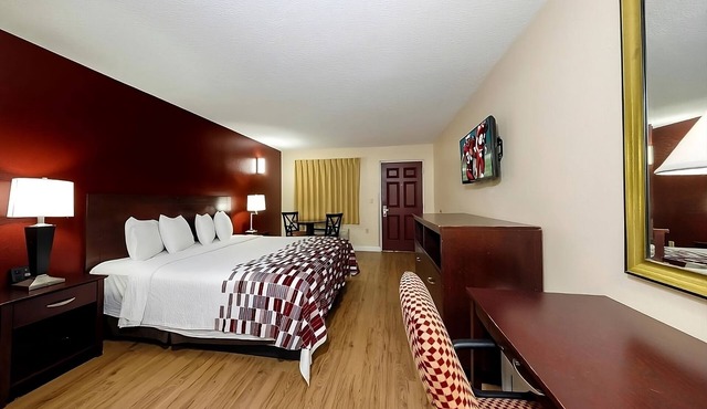 Ideal Mix of Comfort and Value! Outdoor Pool, Free Parking, Pet-friendly!