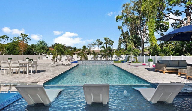 IMMODERATE HOME,PRIVATE CINEMA ROOM, HUGE SALT POOL, VERY OWN SPORTS COURTS